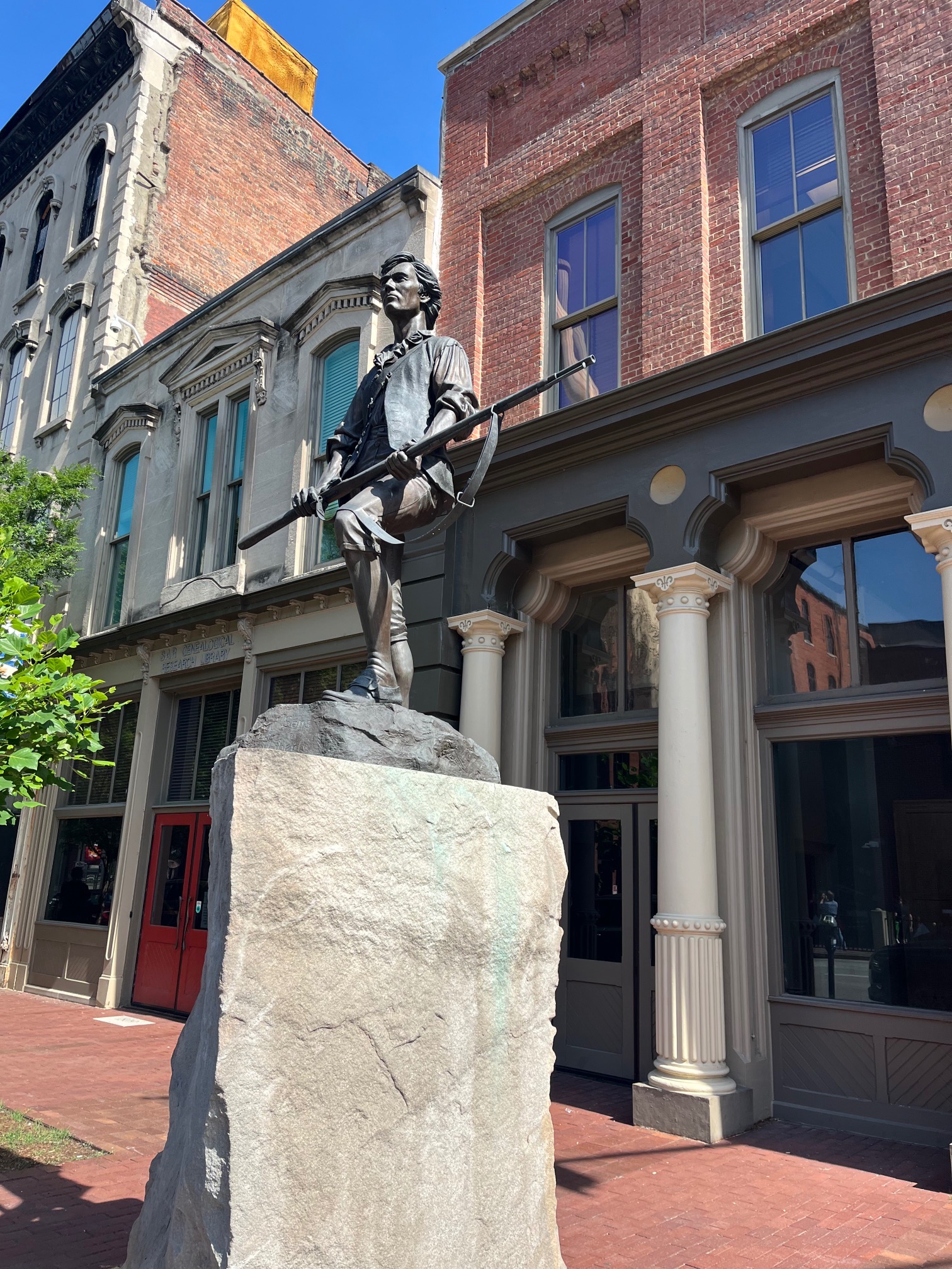 statue of an American Revolution soldier